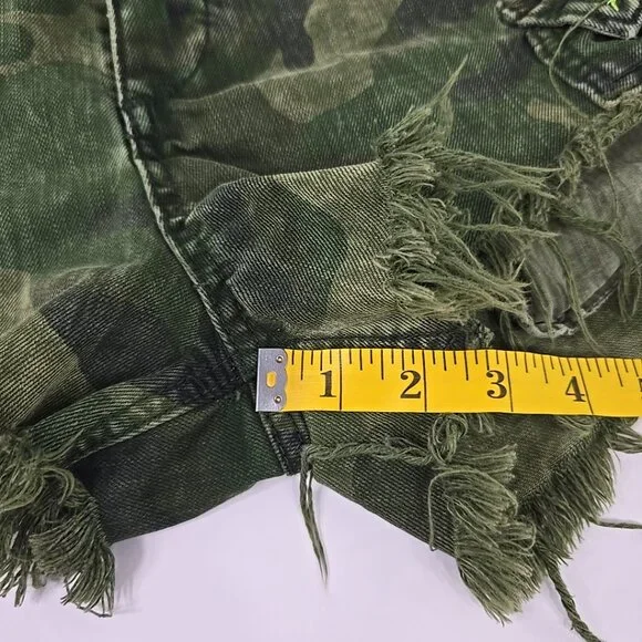 FREE PEOPLE WE THE FREE COMMANDER CAMO CARGO Cut-Off Shorts WOMEN'S SIZE 6 *EUC*